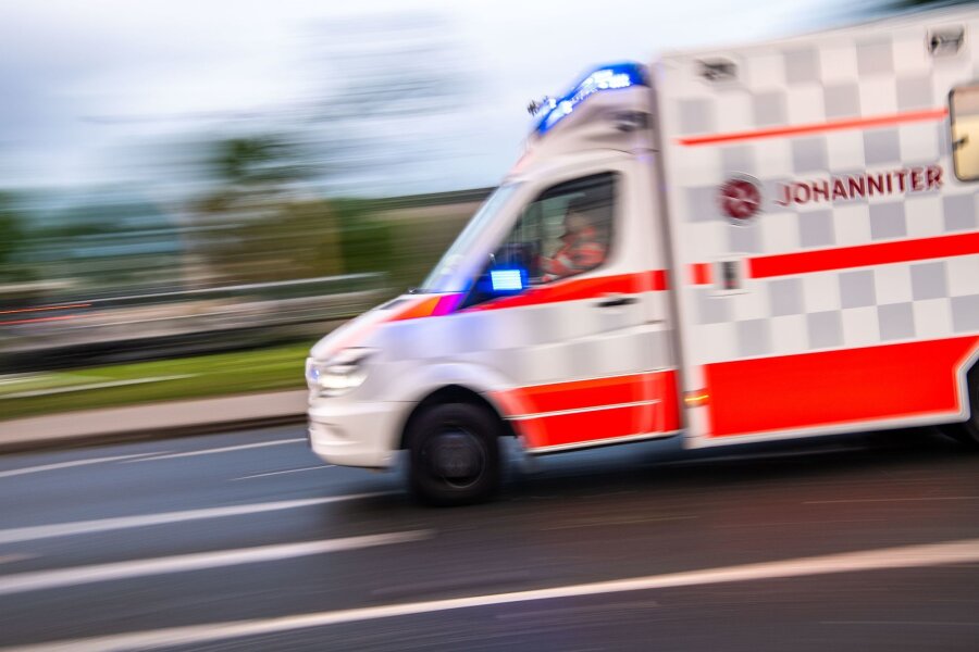 Vier Verletzte bei Brand in Pension in Steina - Ein Rettungswagen auf Einsatzfahrt.