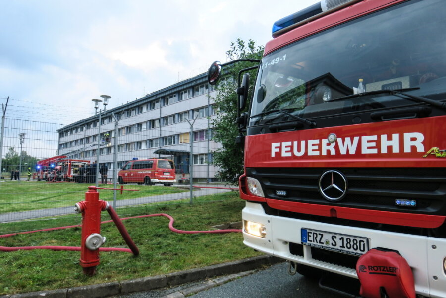 Vier Verletzte bei Brand in Schneeberger Asylunterkunft - Das Feuer brach am Abend im Wohnheim für Asylbewerber aus.