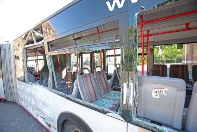 Vier Verletzte bei Busunfall in Zwickau - 