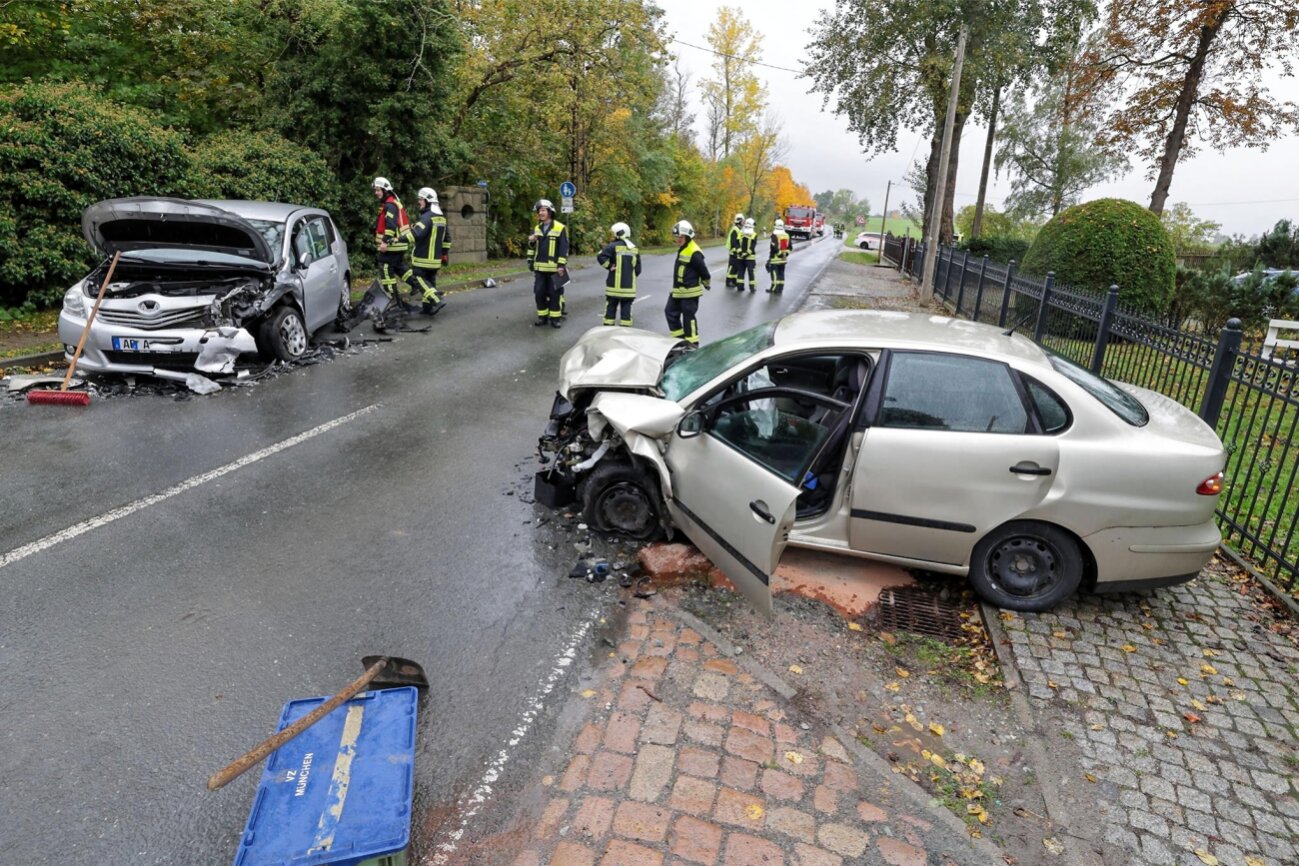 Vier Verletzte Bei Schwerem Unfall In Meerane