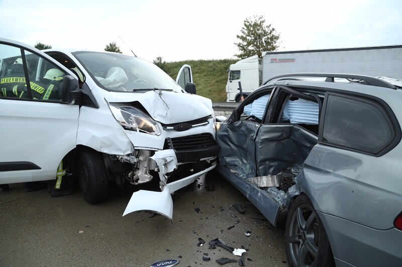 Vier Verletzte bei Unfall - A 4 teilweise gesperrt - Die Fahrer eines BMW und eines Ford-Transporter gerieten am Mittwochabend auf der A 4 in Höhe Wildsdruff bei Dresden in einen Unfall.