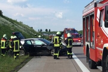 Vier Verletzte bei Unfall auf A 72 - Bei einem Unfall am Sonntagnachmittag auf der A 72 zwischen Rochlitz und Penig leisteten Feuerwehrleute technische Hilfe vor Ort. 