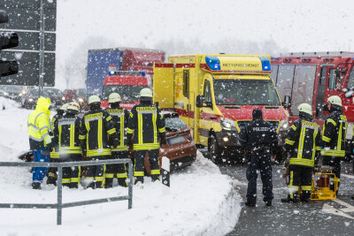 Vier Verletzte bei Unfall auf B 174 bei Lauterbach - 