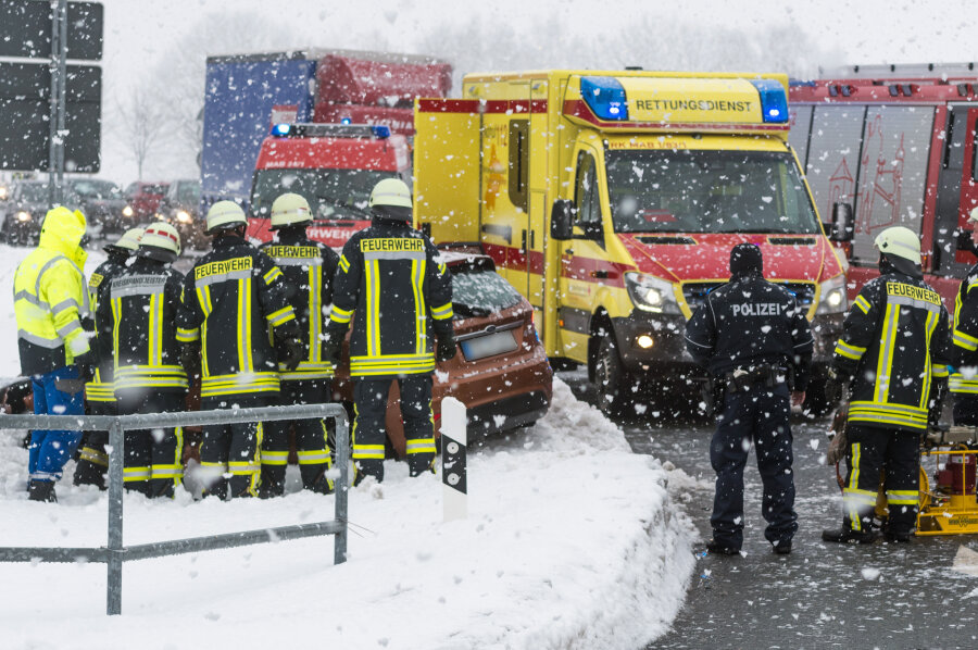 Vier Verletzte bei Unfall auf B 174 bei Lauterbach - 