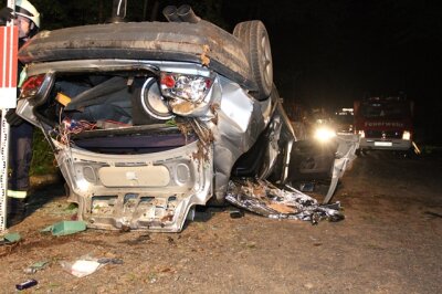 Vier Verletzte bei Unfall in Siebenlehn - BMW überschlägt sich bei schwerem Unfall in Siebenlehn.