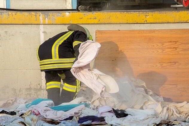 Vier Verletzte nach Brand in Wäscherei - 
