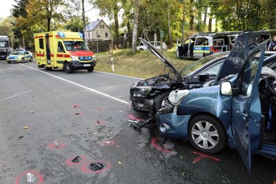 Vier Verletzte nach Unfall auf Autobahnzubringer im Erzgebirge – Rettungshubschrauber im Einsatz - Zwei Autos sind am Mittwoch in Zwönitz kollidiert.
