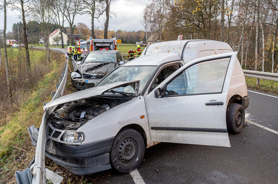 Vier Verletzte nach Unfall auf S 293 zwischen Irfersgrün und Hirschfeld - Die Straße zwischen dem Lengenfelder Ortsteil Irfersgrün und Hirschfeld musste nach einem schweren Verkehrsunfall gesperrt werden. 
