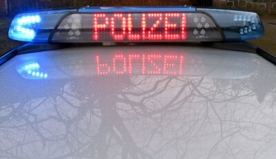 Vier Verletzte nach Verkehrsunfall auf B95 - Die Schriftzug "Polizei" leuchtet auf dem Dach eines Streifenwagens der Polizei.