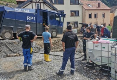 Vier Wochen nach der Flut: Vogtland hilft weiter - Mittels Wasserwerfer werden Trinkwassertanks gefüllt, denn viele Wasserleitungen sind zerstört. 