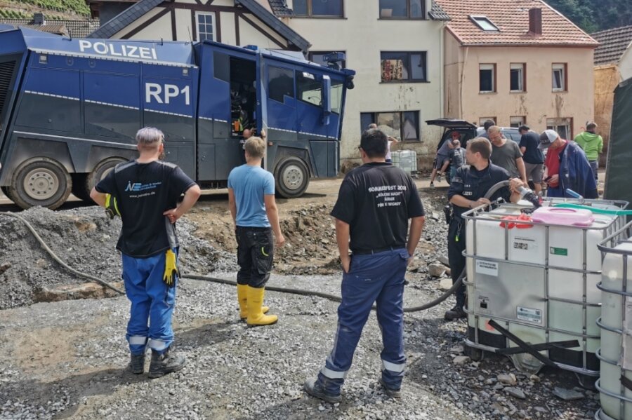 Vier Wochen nach der Flut: Vogtland hilft weiter - Mittels Wasserwerfer werden Trinkwassertanks gefüllt, denn viele Wasserleitungen sind zerstört. 