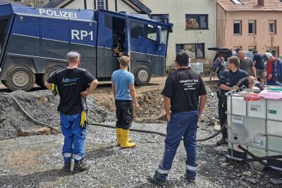 Vier Wochen nach der Flutkatastrophe: Die Hilfe aus dem Vogtland hält an - Mittels Wasserwerfer der Polizei werden Trinkwassertanks gefüllt, denn viel Wasserleitungen sind zerstört.