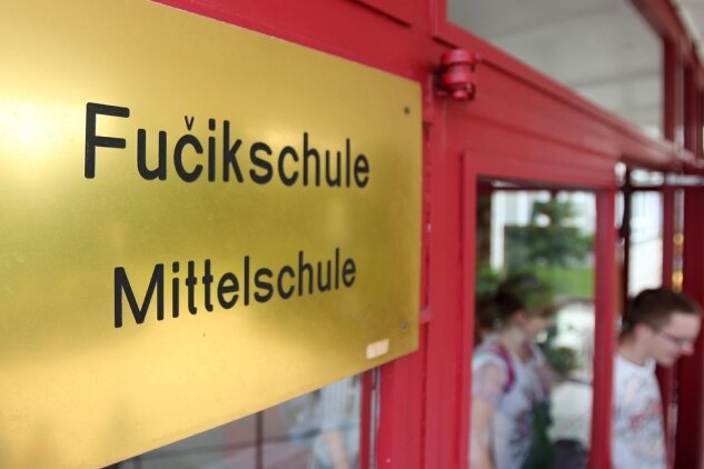 Vier Zwickauer Mittelschulen ändern ihren Namen - Bald kommt das Schild weg: Alle Mittelschulen werden umbenannt, so dass die Neuplanitzer Einrichtung künftig Fucik-Oberschule heißt. 