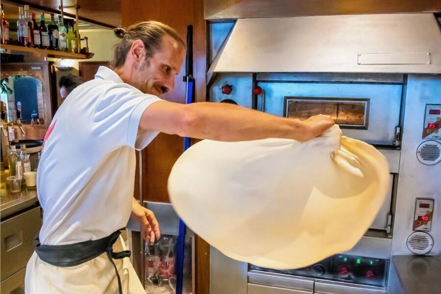 Vierfacher Pizzaweltmeister übernimmt Pizzeria in Marienberg - Als Showeinlage lässt Stefano Montedoro Pizzateig auch mal „tanzen". Doch der Weltmeister hat noch mehr drauf.