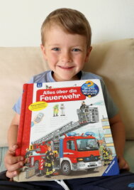 Vierjähriger wird als Lebensretter geehrt - Der vierjährige Tobias Neuner aus Saulgrub im Landkreis Garmisch-Partenkirchen (Bayern) zeigt am sein Kinderbuch zum Thema Feuerwehr.