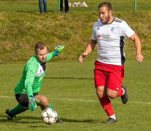 Zwei seiner zwölf Treffer erzielte der Deutschneudorfer Matej Ruzicka (r.) beim 3:1-Erfolg gegen den VfB Annaberg II mit Torwart Tim Wetzel. Mit seinem Team steht Ruzicka ebenfalls ganz oben. 