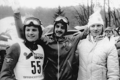 Vierschanzentournee vor 40 Jahren: Als Manfred Deckert plötzlich in Unterhosen da stand - Vor 40 Jahren: Manfred Deckert (Mitte) feiert in Bischofshofen den Gewinn der Vierschanzentournee vor den beiden Norwegern Roger Ruud (rechts) und Per Bergerud (links). 