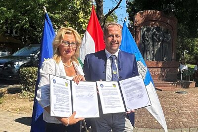 Vierte Partnerstadt für Zschopau: Kontakte nach Ungarn werden vertieft - In Budakeszi wurde der Vertrag von Ottilia Csutoráné Győri und Arne Sigmund am ungarischen Nationalfeiertag unterzeichnet.