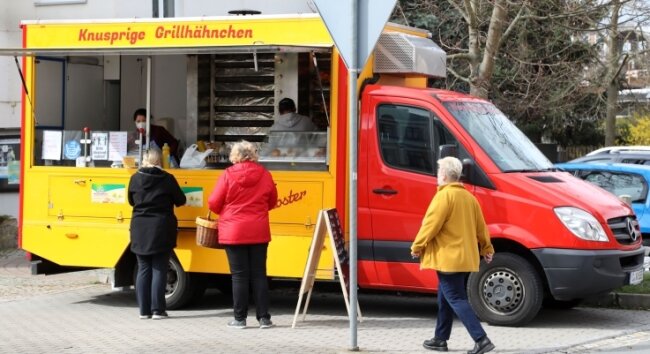 Auch in Gersdorf ersetzt der gelb-rote Grillwagen den Stand von Vorgänger und Wochenmarkt-Legende Achim Epperlein. 