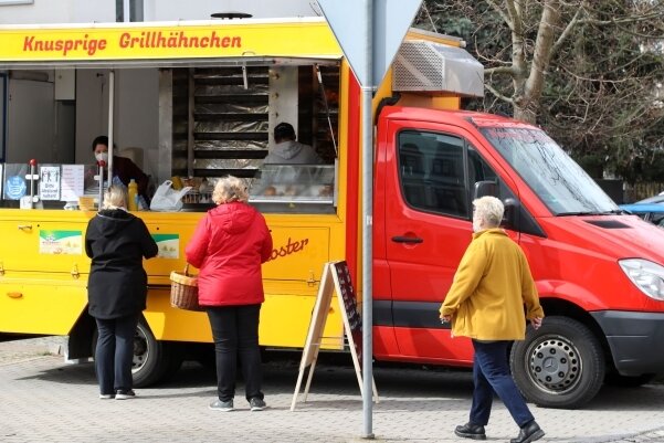 Auch in Gersdorf ersetzt der gelb-rote Grillwagen den Stand von Vorgänger und Wochenmarkt-Legende Achim Epperlein. 