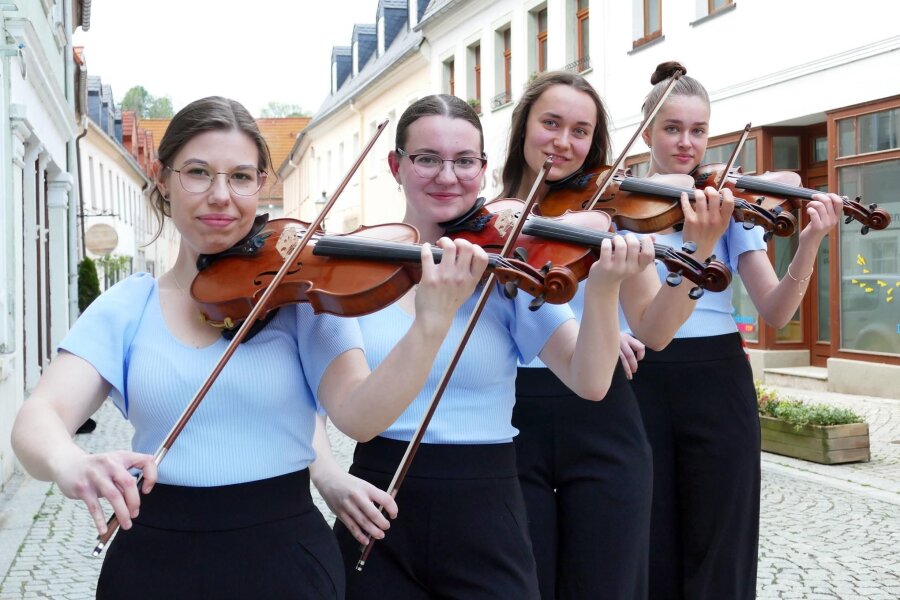 Violinen-Quartett Symphonica knüpft an die Tradition des Amadeus-Pop-Orchesters aus Zschopau an - Celine Haß, Leona Häußler, Lisa Mehner und Lise-Lotta Hennig (von links) bilden das Violinen-Quartett Symphonica.