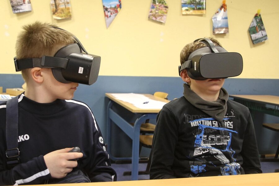 Virtuelle Arbeitswelt an der Oberschule Flöha zum Tag der offenen Tür - Oskar und Karl v.l. testeten die Virtual-Reality-Brillen, die extra für den Tag der offenen Tür von der Floehaer Oberschule ausgeliehen wurden.