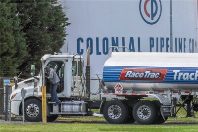Virtueller Angriff, realer Schaden - Die Colonial Pipeline Company, die 45 Prozent des Treibstoffbedarfs der US-Ostküste deckt, wurde im Frühjahr von Erpressern lahmgelegt. 