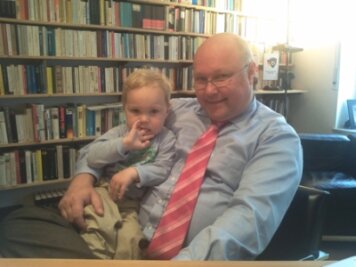 Harmonie im Arbeitszimmer: Friedhelm Wachs mit seinem zweijährigen Sohn.  