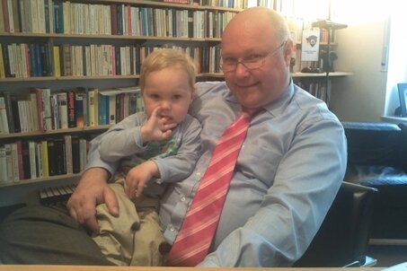 Harmonie im Arbeitszimmer: Friedhelm Wachs mit seinem zweijährigen Sohn.  