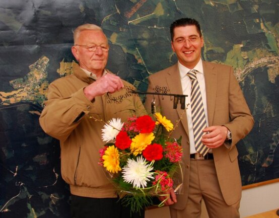 Visionen fürs neue Klingenthal - Am 12. April 2010 hatte Thomas Hennig als neuer Bürgermeister von Zwota symbolisch den Amtsschlüssel von seinem langjährigen Vorgänger Siegward Glaß (links) übernommen.