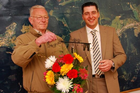 Visionen fürs neue Klingenthal - Am 12. April 2010 hatte Thomas Hennig als neuer Bürgermeister von Zwota symbolisch den Amtsschlüssel von seinem langjährigen Vorgänger Siegward Glaß (links) übernommen.