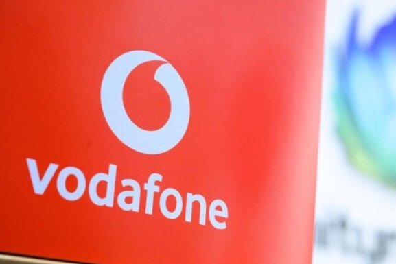 Vodafon-Kunden von Störung im Mobilfunknetz betroffen - Blick auf das Logo von Vodafone.