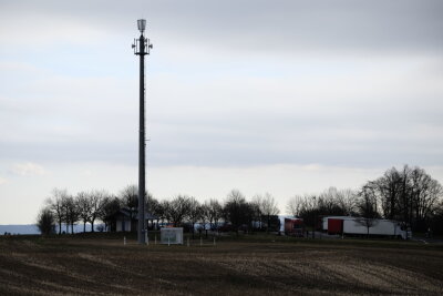 Vodafone will 51 Meter hohen Mast in Ottendorf bauen - Ein Funkturm am  Rastplatz der  A72 in Waldkirchen. Ein ähnlicher Mast könnte im Lichtenauer Ortsteil Ottendorf gebaut werden. Foto: Franko Martin