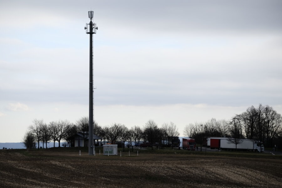 Vodafone will 51 Meter hohen Mast in Ottendorf bauen - Ein Funkturm am  Rastplatz der  A72 in Waldkirchen. Ein ähnlicher Mast könnte im Lichtenauer Ortsteil Ottendorf gebaut werden. Foto: Franko Martin
