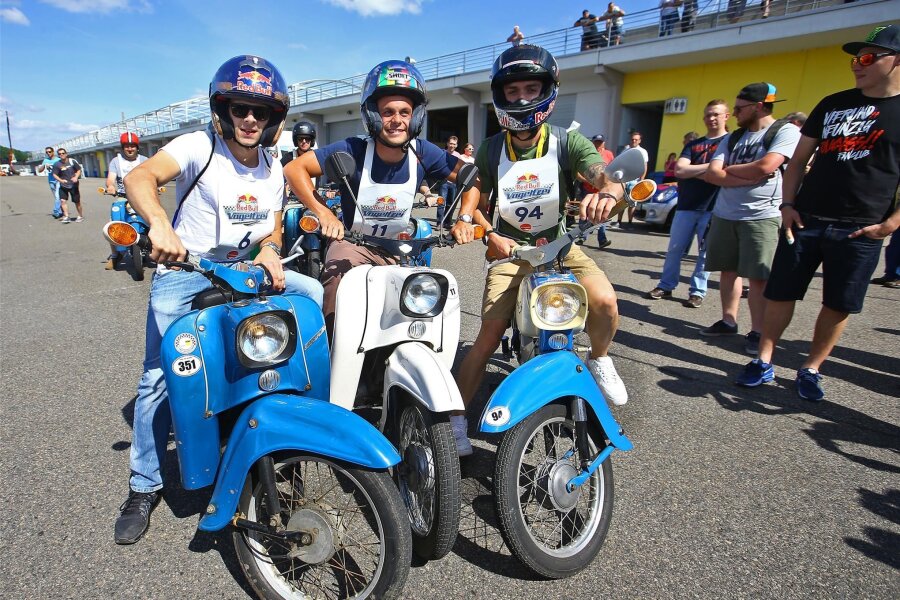 „Vogelfrei“: Simson-Mopeds erobern den Sachsenring - Die Motorrad-Asse Stefan Bradl, Sandro Cortese, und Jonas Folger (von links) beim „Vogelfrei“-Event 2016 auf dem Sachsenring.