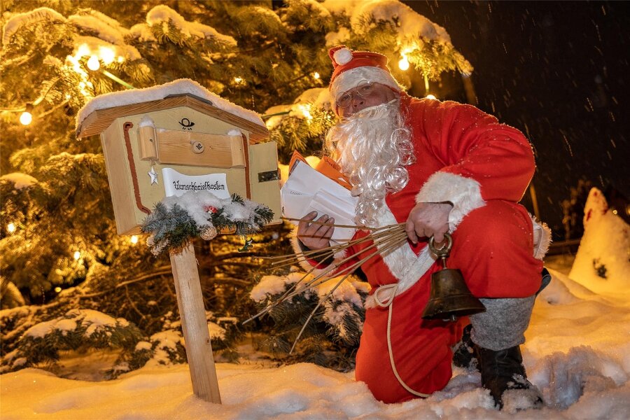 Vogelsgrüner „Weihnachtsmann“ von Zusendungen überwältigt - Der Weihnachtsbriefkasten in Vogelsgrün mit Weihnachtsmann Uwe Ficker.