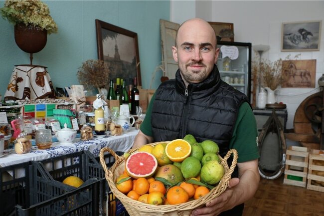 Michael Ehrhardt zeigt die unbehandelten Südfrüchte im Kloschwitzer Dorfladen.