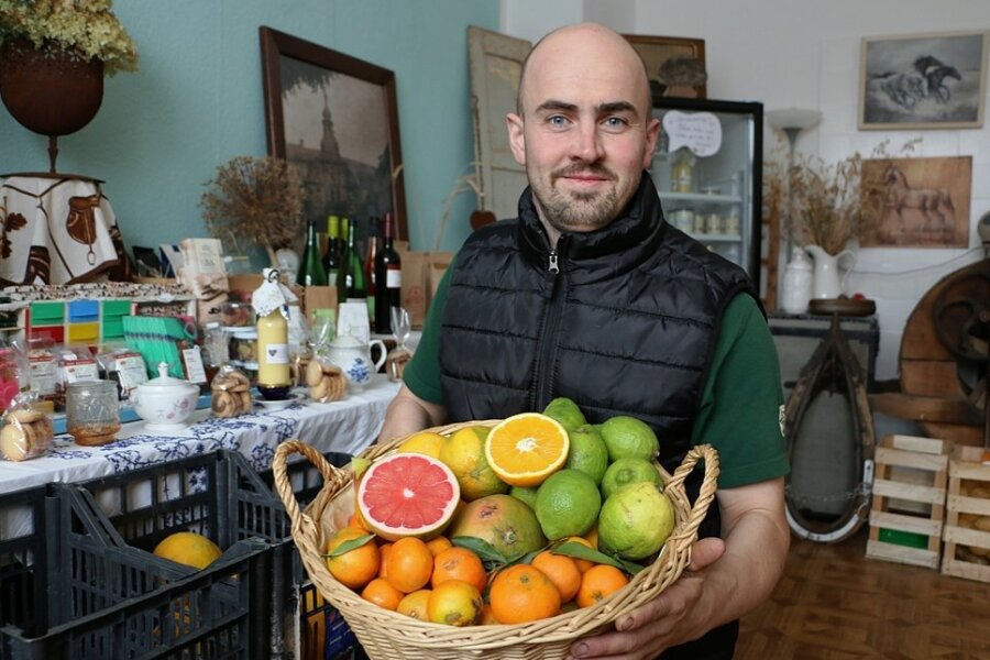 Michael Ehrhardt zeigt die unbehandelten Südfrüchte im Kloschwitzer Dorfladen.
