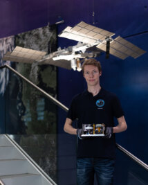 Vogtländer an Experiment für Internationale Raumstation ISS beteiligt - Phil Kreul mit dem fertigen Flugmodell für die ISS kurz vor dem Start. 