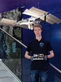 Vogtländer an Experiment für Raumstation ISS beteiligt - Phil Kreul mit dem fertigen Flugmodell für die ISS kurz vor dem Start. 
