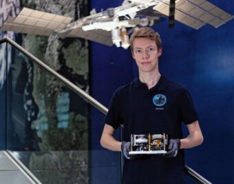 Vogtländer an Experiment für Raumstation ISS beteiligt - Phil Kreul mit dem fertigen Flugmodell für die ISS kurz vor dem Start. 