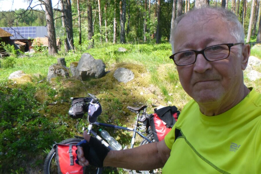 Vogtländer Andreas Krauß seit Jahren mit 35 Euro Tagesbudget auf Reisen: Wie geht das? - Andreas Krauß auf seiner Radtour durch Südschweden bis ins Vogtland. Er fährt durch viel Wald und entlang an Fjorden und Seen - die Radwege indes sind voll grobem Schotter.