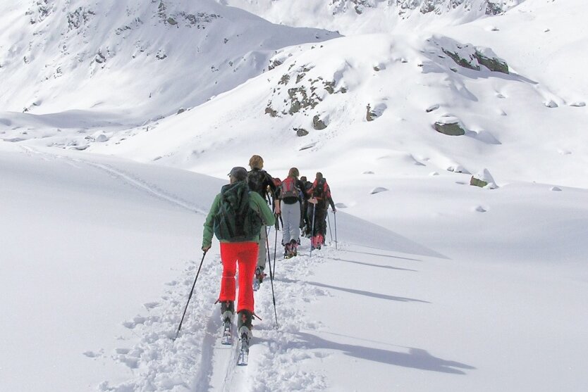 Schnee satt: Skitourengeher werden regelmäßig mit dem Blick auf beeindruckende Winterlandschaften belohnt.