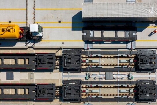Vogtländer bauen mit an Cargo-Terminal in Calais - Sattelauflieger kommen am Terminal an. Dort werden sie von der Zugmaschine getrennt und auf die auf den Schienen bereitgestellten Konstruktionen gehoben. Auf den Waggons geht es dann umweltfreundlich durch Europa.