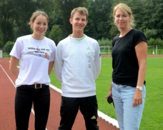 Vogtländer beeindrucken ihre Stargäste - Teresa Zurek und Leo Köpp (von links), Mitglieder des deutschen Nationalteams im Gehen sowie Nachwuchsbundestrainerin Manja Berger (rechts) warben in Lengenfeld für ihren Sport. 