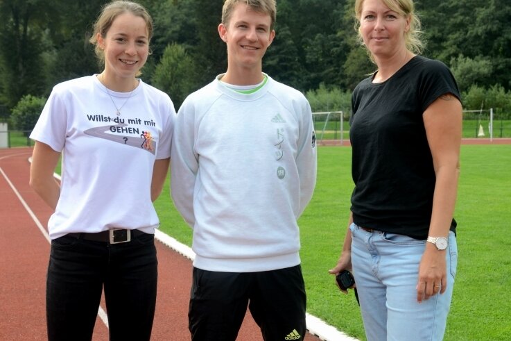 Vogtländer beeindrucken ihre Stargäste - Teresa Zurek und Leo Köpp (von links), Mitglieder des deutschen Nationalteams im Gehen sowie Nachwuchsbundestrainerin Manja Berger (rechts) warben in Lengenfeld für ihren Sport. 