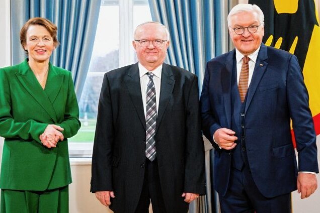 Vogtländer bei Präsident Steinmeier zu Empfang - Klaus Wudmaska aus Plauen beim Neujahrsempfang im Schloss Bellevue, umrahmt von Bundespräsident Frank-Walter Steinmeier und dessen Ehefrau Elke Büdenbender. 