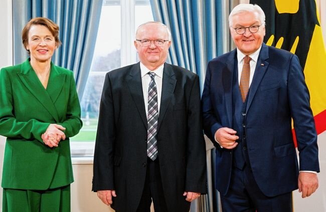 Vogtländer bei Steinmeier zu Empfang - Klaus Wudmaska aus Plauen am Dienstag beim Neujahrsempfang im Berliner Schloss Bellevue, umrahmt von Bundespräsident Frank-Walter Steinmeier und dessen Ehefrau Elke Büdenbender. 