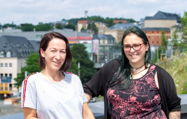 Sie engagieren sich aktiv für einen sachlichen Austausch über Themen, die die Region bewegen. Cathleen Klaus (links) und Brita Bluhm haben eine Gruppe im sozialen Netzwerk gegründet, die ohne Hass und Hetze diskutieren will.