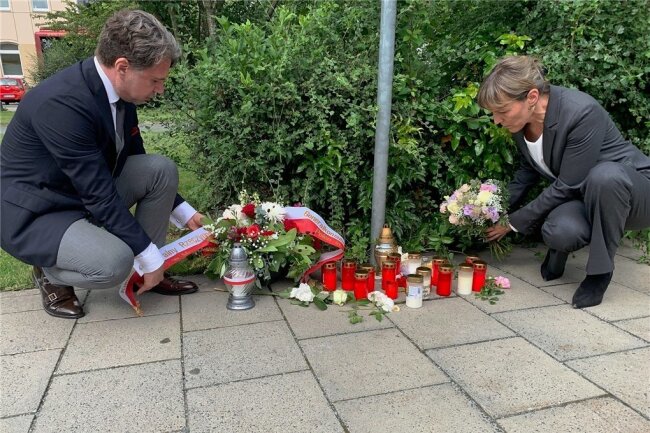 Vogtländer ersticht Busfahrer: War die Tat zu verhindern? - Am Tatort in Hof haben Polens Vize-Generalkonsul Marcin Król und die Hofer Oberbürgermeisterin Eva Döhla (SPD) am Mittwoch gemeinsam Blumengebinde niedergelegt. 